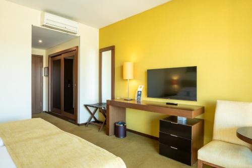 Habitación Doble con vistas a la piscina y cama supletoria - 2 camas del hotel Vila Galé Coimbra. Foto 3