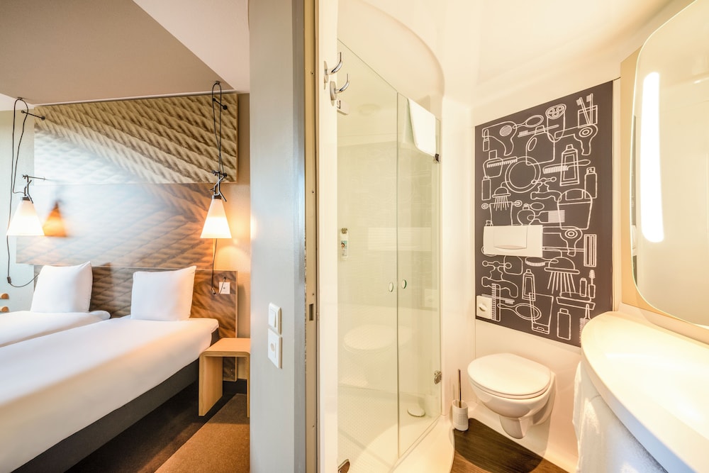 Habitación estándar, 2 camas individuales del hotel Ibis Muenchen City West. Foto 13
