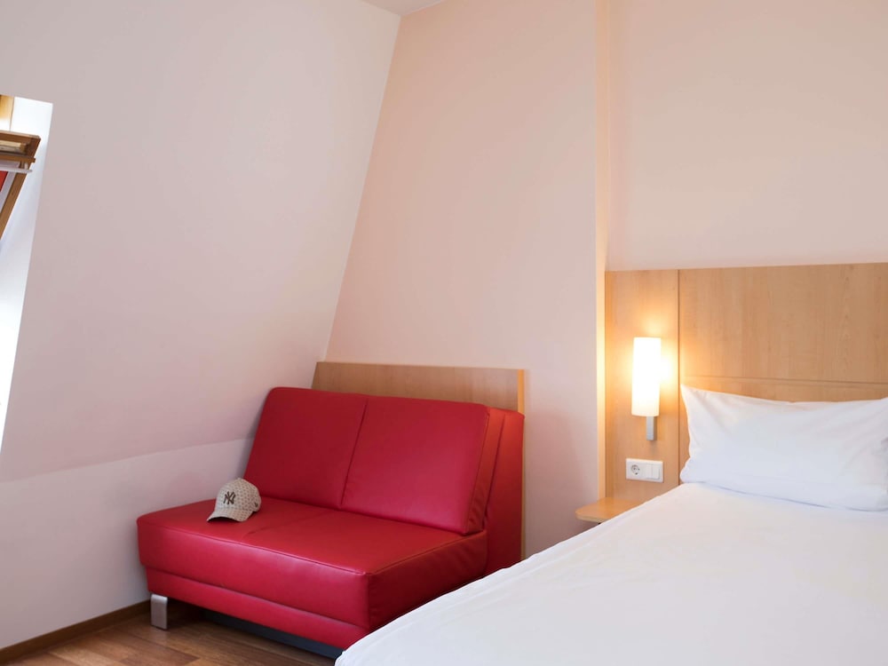 Habitación doble con sofá cama/sillón del hotel Ibis Berlin City Süd. Foto 1