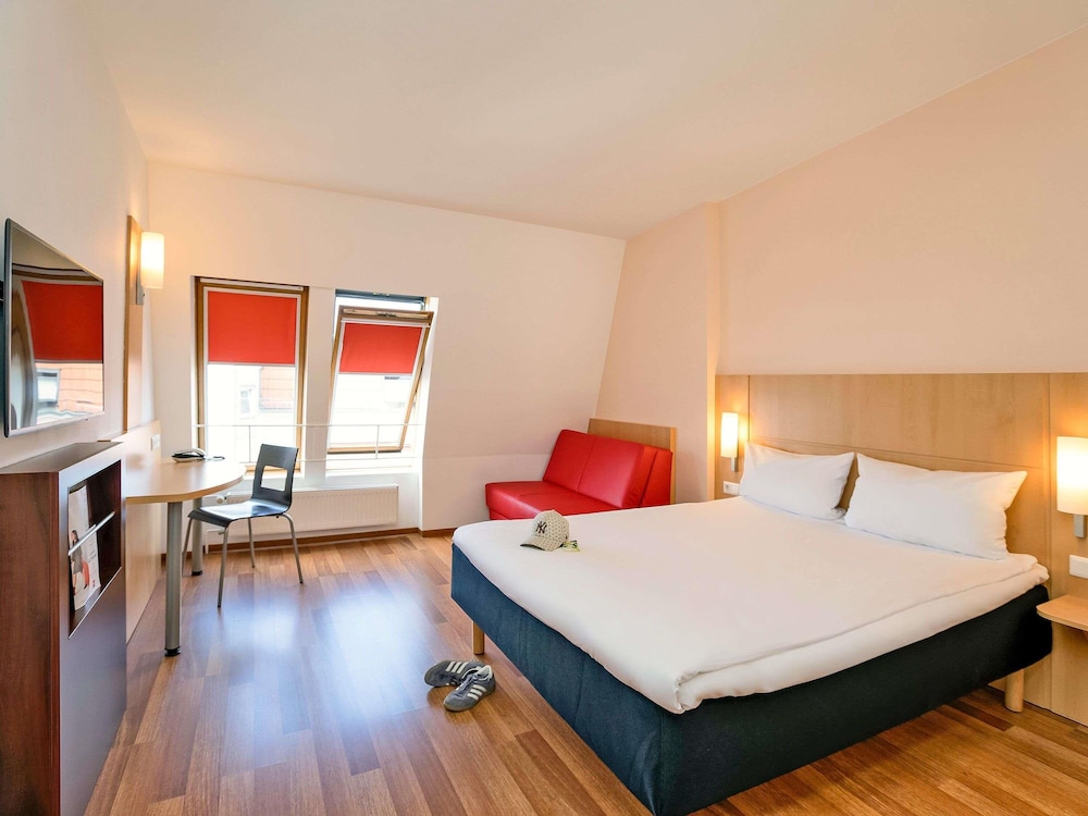 Habitación doble con sofá cama/sillón del hotel Ibis Berlin City Süd. Foto 3