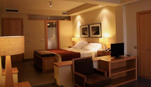 Twin Room with Side Sea View del hotel Playa Calera. Foto 1