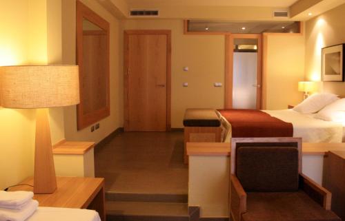 Twin Room with Side Sea View (2 Adults + 1 Child) del hotel Playa Calera. Foto 1