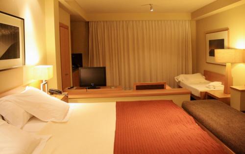 Twin Room with Side Sea View (2 Adults + 1 Child) del hotel Playa Calera. Foto 3