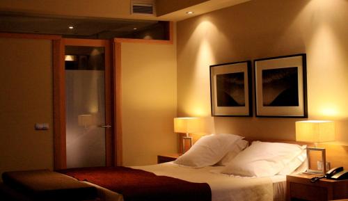 Twin Room with Side Sea View (2 Adults + 1 Child) del hotel Playa Calera. Foto 4