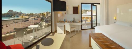 Habitación Doble con terraza y vistas al mar del hotel Boutique Rh Portocristo. Foto 1