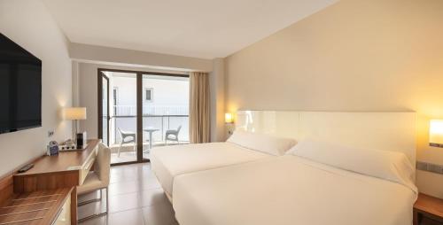 Habitación Triple Estándar con terraza del hotel Boutique Rh Portocristo. Foto 1