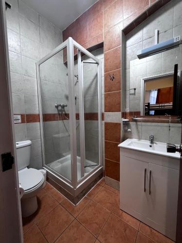 Habitación Cuádruple con baño privado del hotel Dolphin Inn. Foto 15