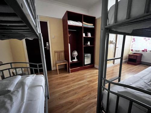 Habitación familiar 3 literas del hotel Dolphin Inn. Foto 16