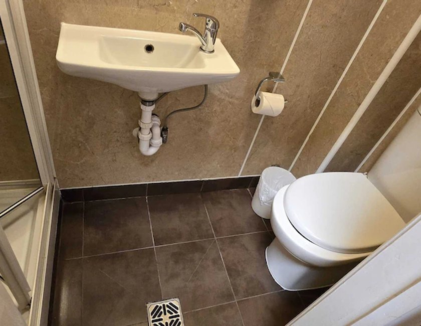 Habitación triple, baño privado del hotel Dolphin Inn. Foto 6