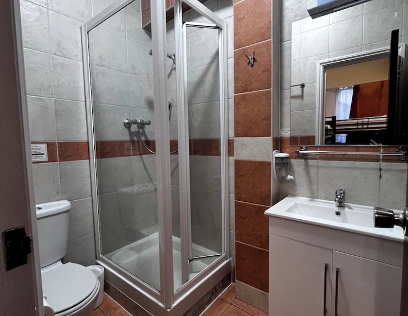 Habitación cuádruple, baño privado del hotel Dolphin Inn. Foto 12