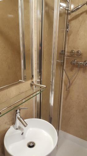Habitación Individual con baño del hotel Dolphin Inn. Foto 8