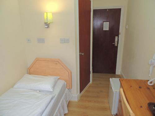 Habitación Individual con baño del hotel Dolphin Inn. Foto 10