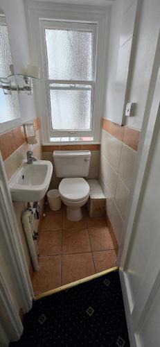 Habitación Individual con baño del hotel Dolphin Inn. Foto 15