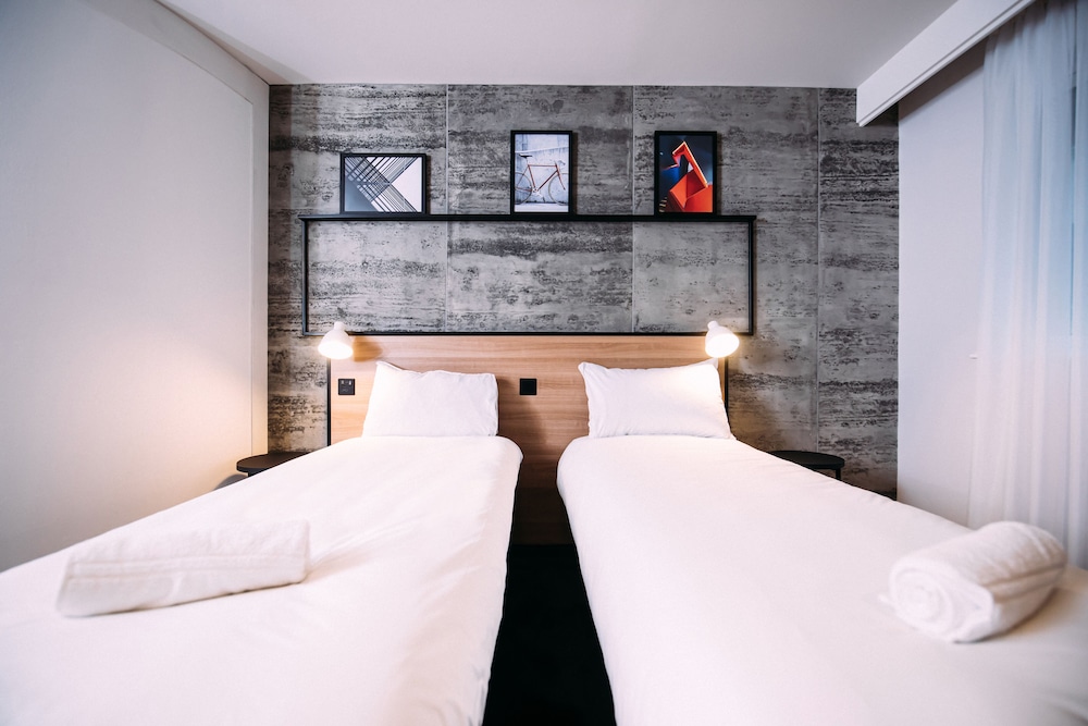 Habitación con 2 camas individuales, 2 camas individuales del hotel Ibis Belfast City Centre. Foto 1