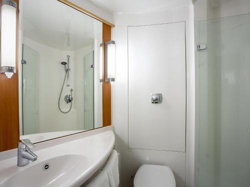 Habitación Doble - 2 camas del hotel Ibis Belfast Queens Quarter. Foto 1