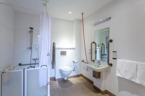Habitación Doble adaptada para personas con movilidad reducida del hotel Ibis Belfast Queens Quarter. Foto 2