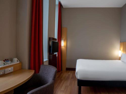 Habitación Doble adaptada para personas con movilidad reducida del hotel Ibis Belfast Queens Quarter. Foto 6