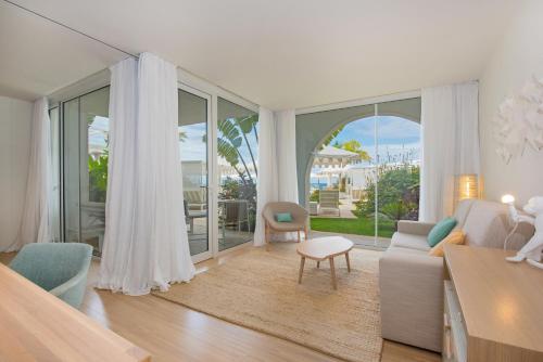 Suite con terraza y vistas al mar del hotel Joia Salomé By Iberostar -adults Only