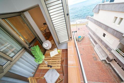 Apartamento de 1 dormitorio con vistas parciales al mar del hotel Maype Canteras. Foto 2