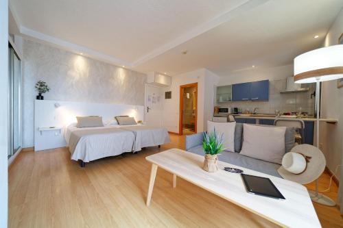 Suite con terraza y vistas al océano del hotel Maype Canteras. Foto 4