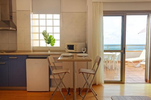 Suite con terraza y vistas al océano del hotel Maype Canteras. Foto 10