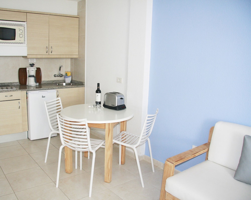 Apartamento Vista Piscina Sofá Cama incluido 2 Camas individuales kitchenette Normal del hotel Aparthotel Playa Del Sol - Adults Only. Foto 12