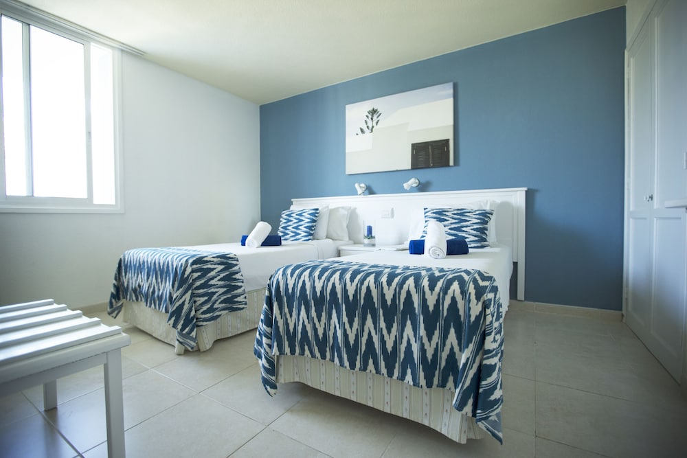 Apartamento, 2 habitaciones, vistas a la piscina del hotel Aparthotel Playa Del Sol - Adults Only. Foto 1