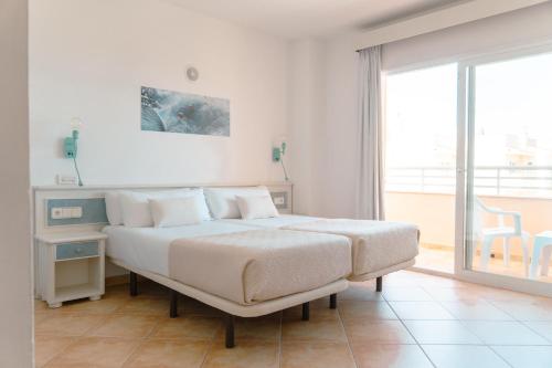 Habitación Doble del hotel Rosamar Ibiza. Foto 1