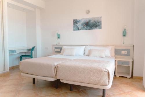 Habitación Doble del hotel Rosamar Ibiza. Foto 2