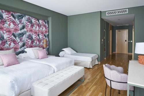 Habitación Doble con Cama supletoria del hotel Vincci Seleccion Posada del Patio. Foto 1