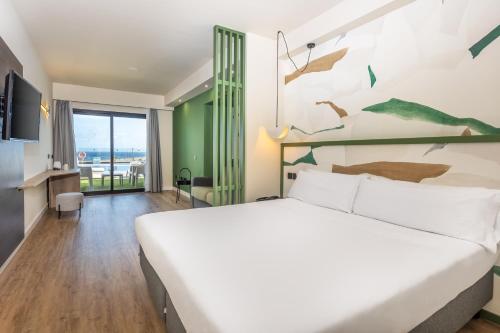 Habitación Doble con vistas a la piscina del hotel Occidental Roca Negra Adults Only. Foto 2