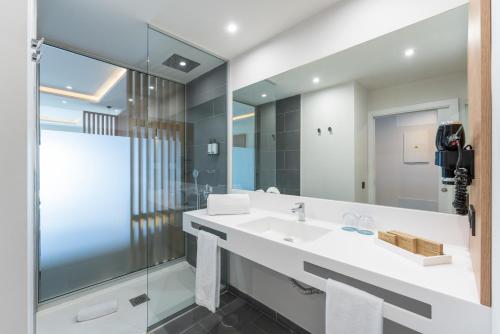 Habitación Doble con vistas al mar del hotel Occidental Roca Negra Adults Only. Foto 3