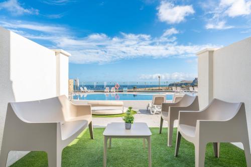 Habitación Doble con vistas a la piscina del hotel Occidental Roca Negra Adults Only