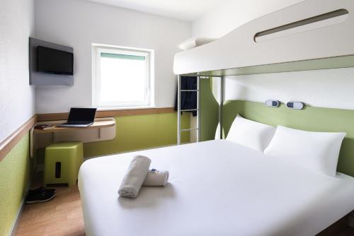 Habitación estándar con 1 cama doble y una litera - Máximo 3 huéspedes del hotel Ibis Budget Manchester Salford Quays. Foto 5