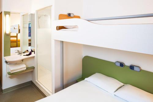Habitación estándar con 1 cama doble y una litera - Máximo 3 huéspedes del hotel Ibis Budget Manchester Salford Quays. Foto 6