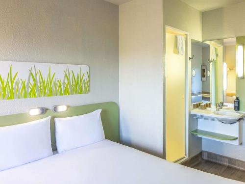 Habitación clásica con una cama grande para 1 o 2 huéspedes del hotel Ibis Budget Manchester Salford Quays. Foto 1