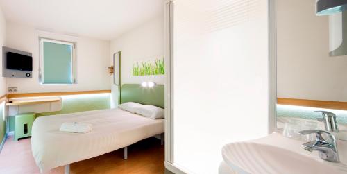 Habitación clásica con una cama grande para 1 o 2 huéspedes del hotel Ibis Budget Manchester Salford Quays. Foto 7