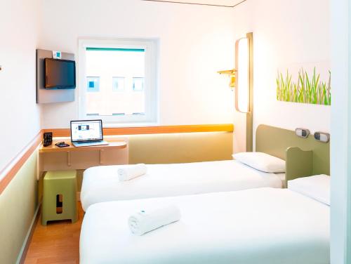 Habitación estándar con 2 camas individuales del hotel Ibis Budget Manchester Salford Quays. Foto 3