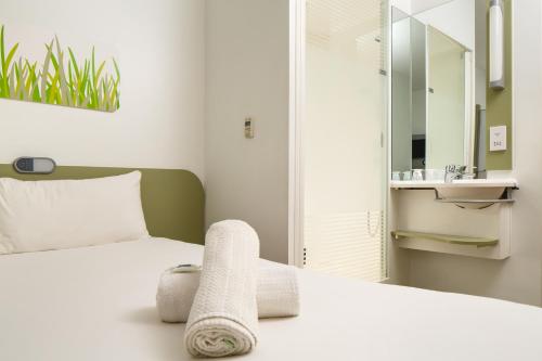 Habitación estándar con 2 camas individuales del hotel Ibis Budget Manchester Salford Quays. Foto 4