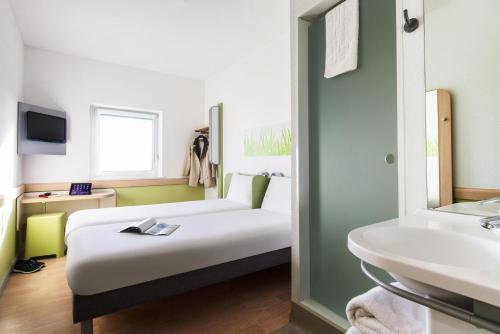 Habitación estándar con 2 camas individuales del hotel Ibis Budget Manchester Salford Quays. Foto 6