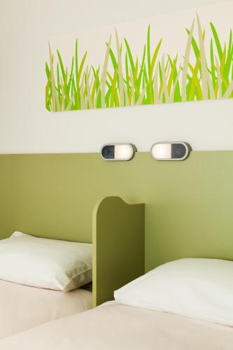Habitación estándar con 2 camas individuales del hotel Ibis Budget Manchester Salford Quays. Foto 7