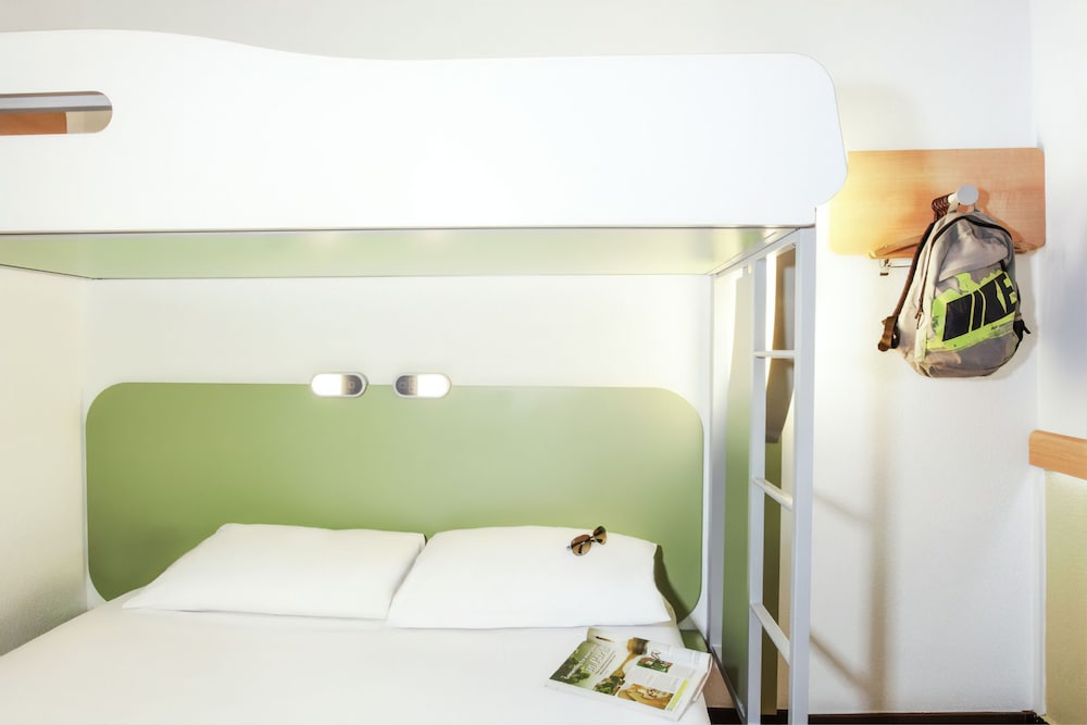 Habitación doble Cama Litera Vista ciudad Accesible 1 Cama doble Accesible (discapacidad auditiva) del hotel Ibis Budget Manchester Salford Quays. Foto 1