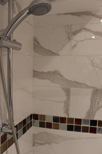 Habitación Doble con baño privado - 2 camas del hotel Cheshire Central London