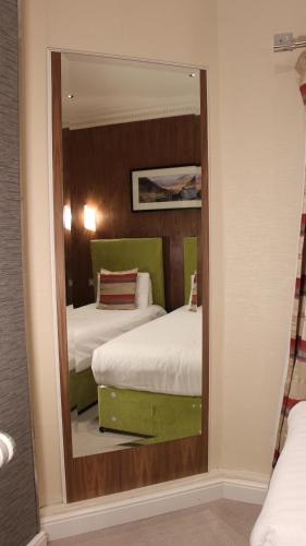 Habitación Doble con baño privado - 2 camas del hotel Cheshire Central London. Foto 1