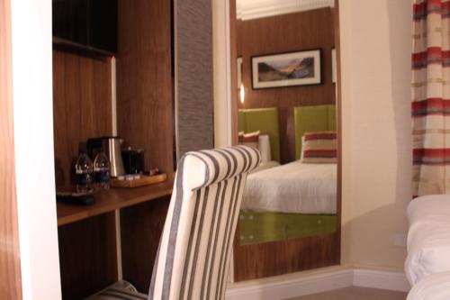 Habitación Doble con baño privado - 2 camas del hotel Cheshire Central London. Foto 2