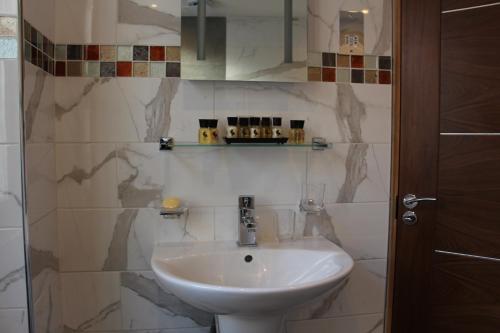 Habitación Doble con baño privado - 2 camas del hotel Cheshire Central London. Foto 6