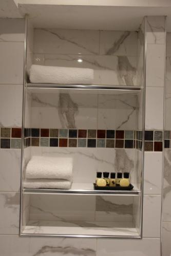 Habitación Doble con baño privado - 2 camas del hotel Cheshire Central London. Foto 7