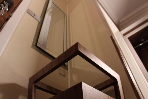 Habitación Doble con baño privado - 2 camas del hotel Cheshire Central London. Foto 8