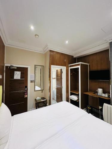 Habitación Doble con baño privado - 2 camas del hotel Cheshire Central London. Foto 14