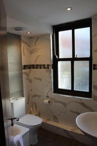 Habitación Doble con baño privado del hotel Cheshire Central London. Foto 1